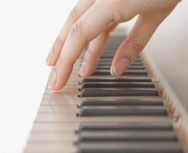 Rola łokci i ramion w poprawnym ułożeniu palców na klawiaturze